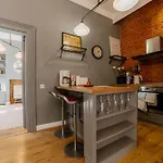 Ela's Chic - Ultracentral, Old Town