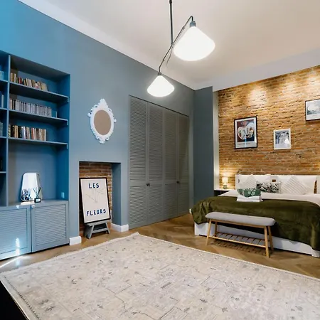 Ela's Chic - Ultracentral, Old Town * Брашов