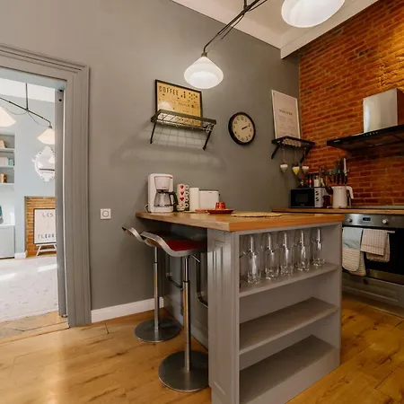 Ela's Chic - Ultracentral, Old Town