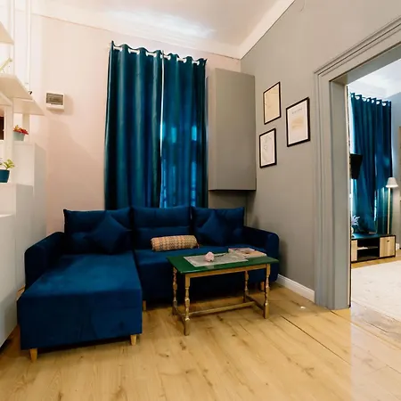 Ela's Chic - Ultracentral, Old Town *